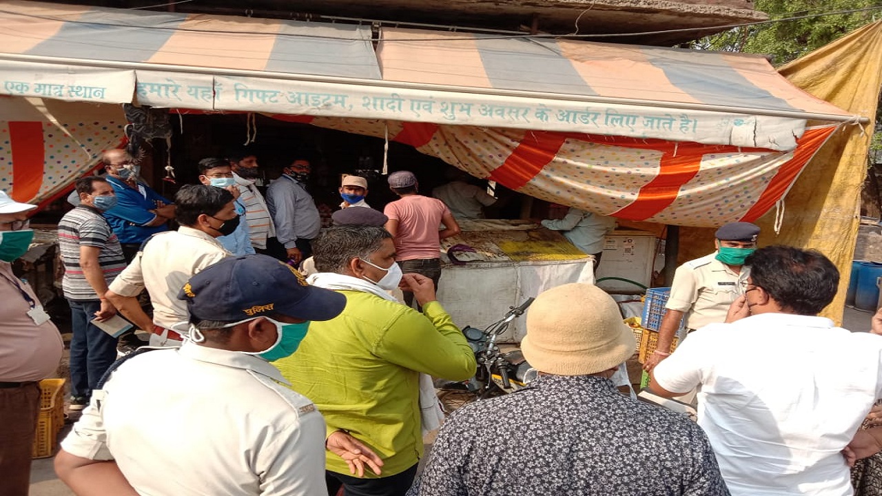 REWA : प्रशासन की आंख में धूल झोंकने वाले फल विक्रेता की दुकान सीज, ठोंका जुर्माना