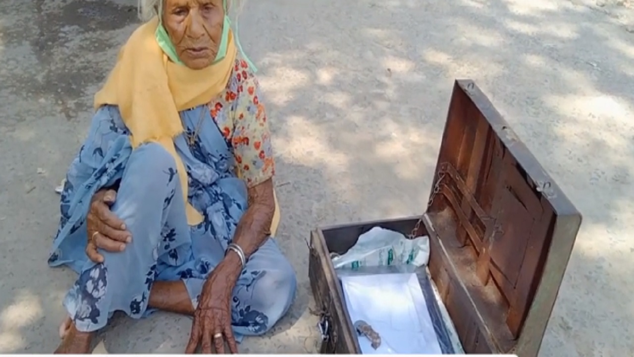 REWA : भिक्षा मांग कर वृद्धा एक-एक रुपये जुटाती रही, बदमाशों ने किया पार REWA : भिक्षा मांग कर वृद्धा एक-एक रुपये जुटाती रही, बदमाशों ने किया पार