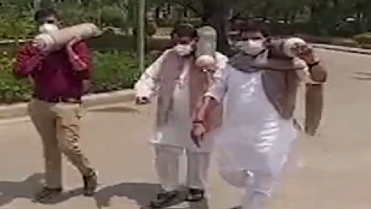 MP : आक्सीजन का खाली सिलेण्डर लेकर धरने पर बैठे कांग्रेसी, पीएम से की मांग MP : आक्सीजन का खाली सिलेण्डर लेकर धरने पर बैठे कांग्रेसी, पीएम से की मांग